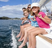Une famille s'amuse lors de la Balade privée en bateau autour de Majorque avec Snorkeling avec Royal Charters Mallorca.