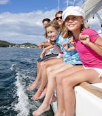 Una famiglia che si diverte durante una gita privata in barca intorno alle coste di Maiorca con snorkeling con Royal Charters Mallorca.