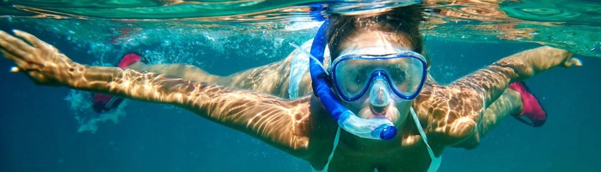 Een vrouw snorkelt tijdens een privéboottocht langs de kust van Mallorca met snorkelen met Royal Charters Mallorca.