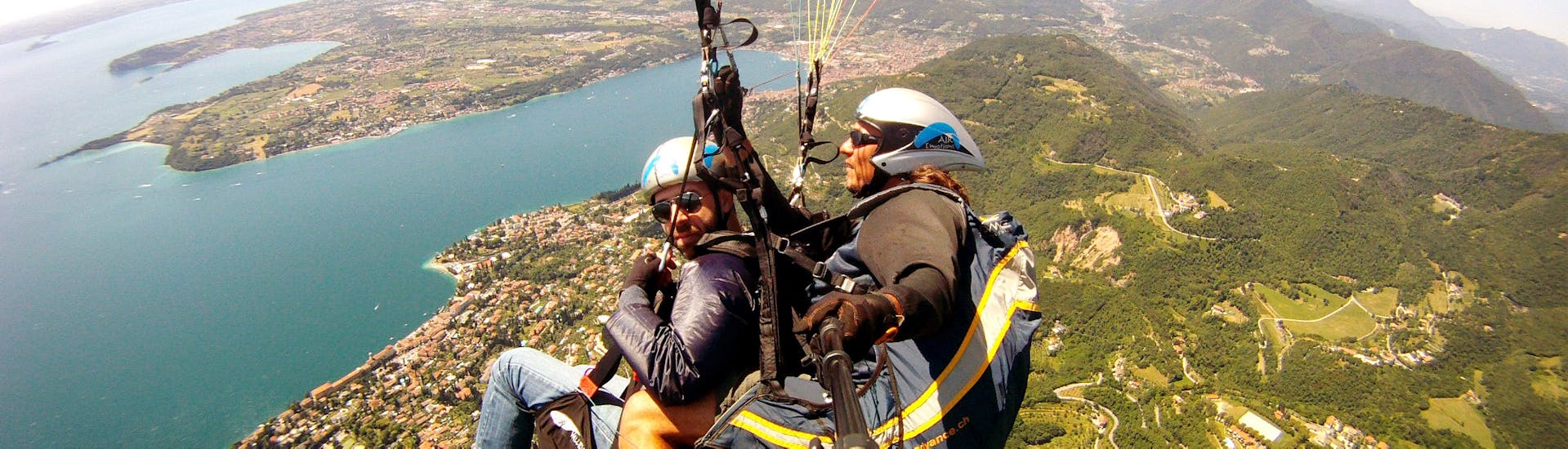 Tandem Paragliding über den Lecco See in Bergamo mit Air Emotions Lombardia.