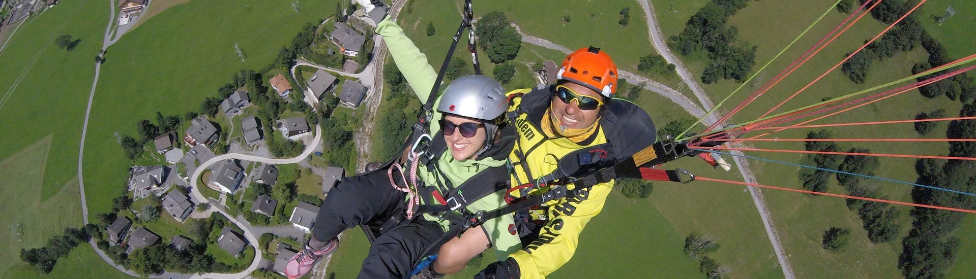 Paragliding Flybypara fliegt mit einer Kundin durch die Luft beim Tandem Paragliding vom Brunni in Engelberg - Experiment.