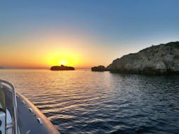 Zonsondergang gezien vanaf de boot tijdens Boottocht naar Capo Milazzo bij zonsondergang met Milazzo Coast to Coast.