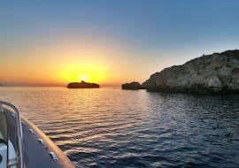 Coucher de soleil vu du bateau pendant la balade en bateau à Capo Milazzo au Coucher de soleil avec Milazzo Coast to Coast.