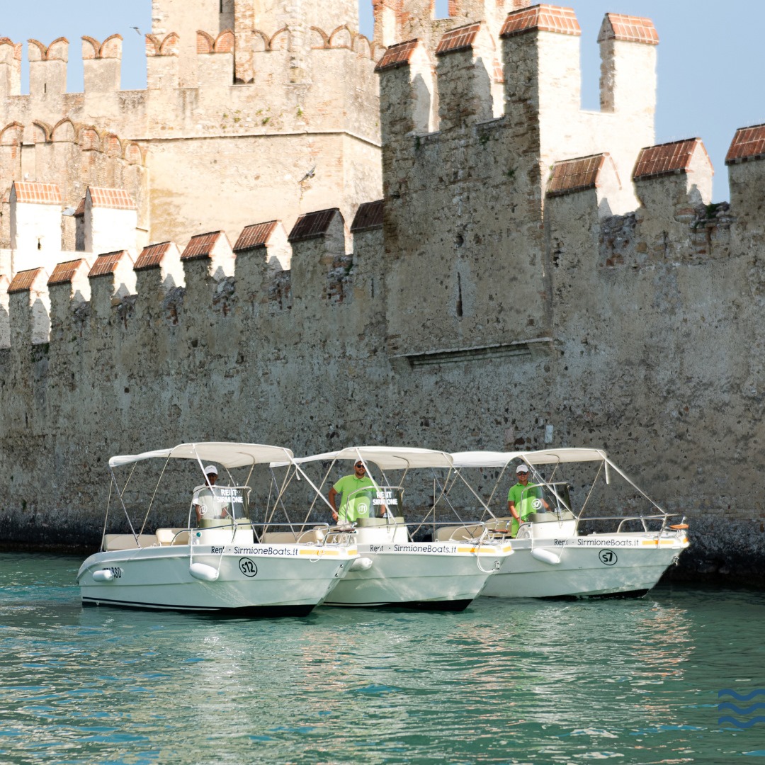 Het prachtige Garda-eiland en Villa Borghese van bovenaf gezien tijdens een privéboottocht naar het Garda-eiland met Sirmione Boats.