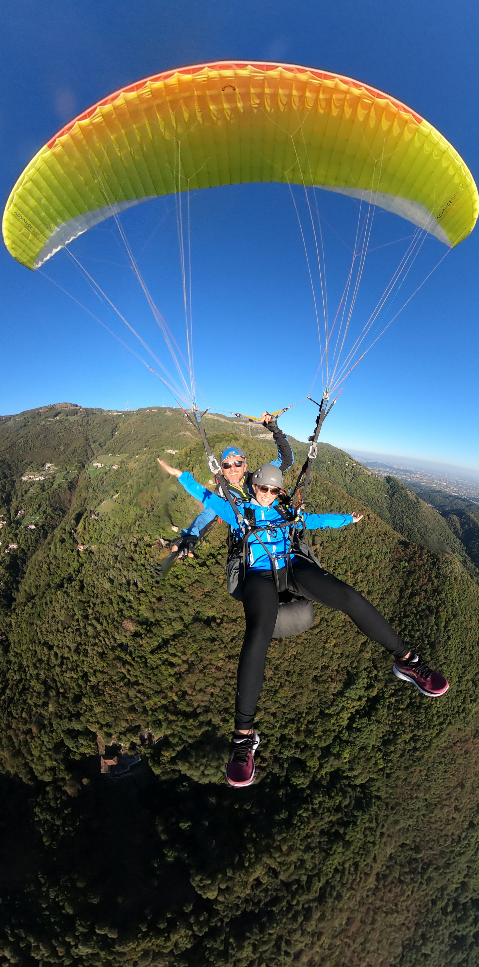 Departure from Mount Maddalena in a tandem paragliding over Brescia with Air Emotions.