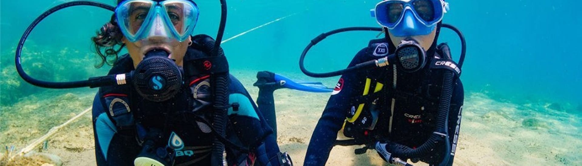 Two students diving during a trial dive at levante beach in Barcelona with idive barcelona.