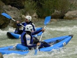 Lors d'une sortie Open Kayak sur le Río Gállego, les participants pagaient dans les rapides et profitent de la belle nature grâce à UR Pirineos.