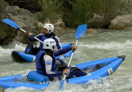 During the open kayak tour at Río Gállego, the participants paddle through the rapids and enjoy the beautiful nature together with UR Pirineos.