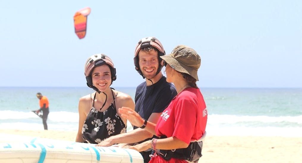Alumnos hablando con el instructor durante las clases semi-privadas de Kitesurf en Tarifa en la playa de Los Lances con Radikite Tarifa.