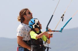 Instructor enseñando a una alumna durante las clases semi-privadas de Kitesurf en Tarifa en la Playa de los Lances con Radikite Tarifa.