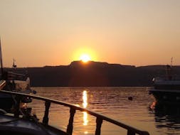 Segeltour zum Vulkan von Santorini bei Sonnenuntergang mit Caldera's Boats Santorini.