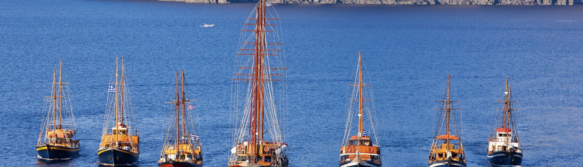 La flota de barcos disponible para el viaje en velero al atardecer desde Santorini hasta el Volcán con Caldera's Boats Santorini.