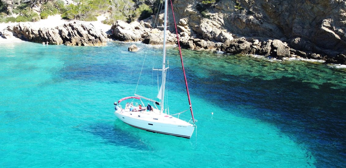 Unser Boot fährt auf dem Wasser während der Privaten Ganztages-Bootsfahrt auf Mallorca ab Port d'Andratx mit Pura Vida Sailing Mallorca.