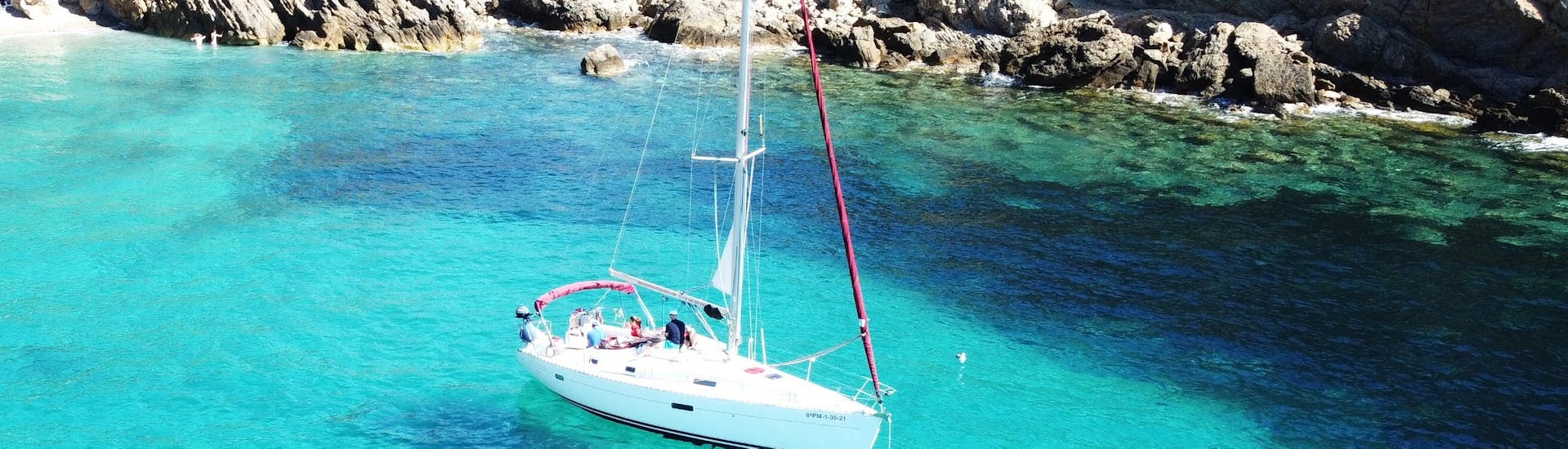 Unser Boot fährt auf dem Wasser während der Privaten Ganztages-Bootsfahrt auf Mallorca ab Port d'Andratx mit Pura Vida Sailing Mallorca.