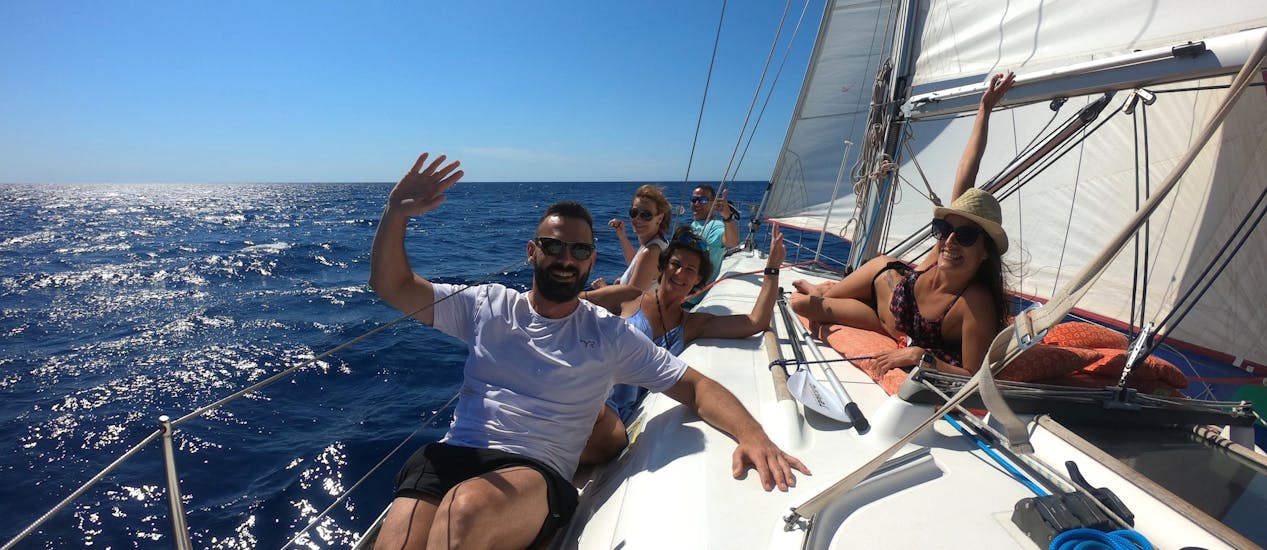 Des passagers s'amusant sur le voilier Idefix lors d'une demi-journée de balade en bateau à Majorque au départ de Port d'Andratx avec Pura Vida Sailing Mallorca.