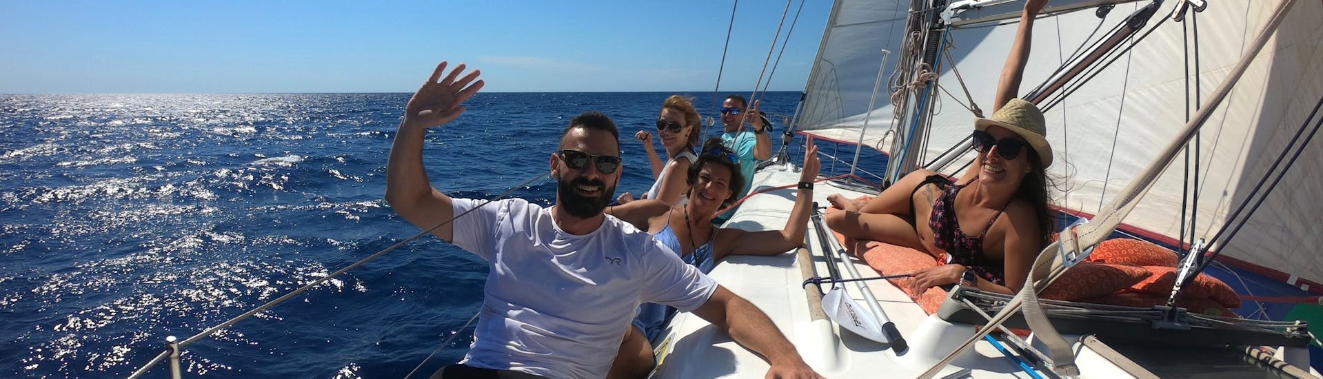 Menschen, die sich auf dem Segelboot Idefix während einer halbtägigen Bootstour auf Mallorca ab Port d'Andratx mit Pura Vida Sailing Mallorca vergnügen.