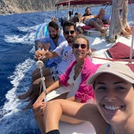 Persone che si divertono sulla barca a vela Idefix durante una gita in barca di mezza giornata a Maiorca da Port d'Andratx con Pura Vida Sailing Mallorca.