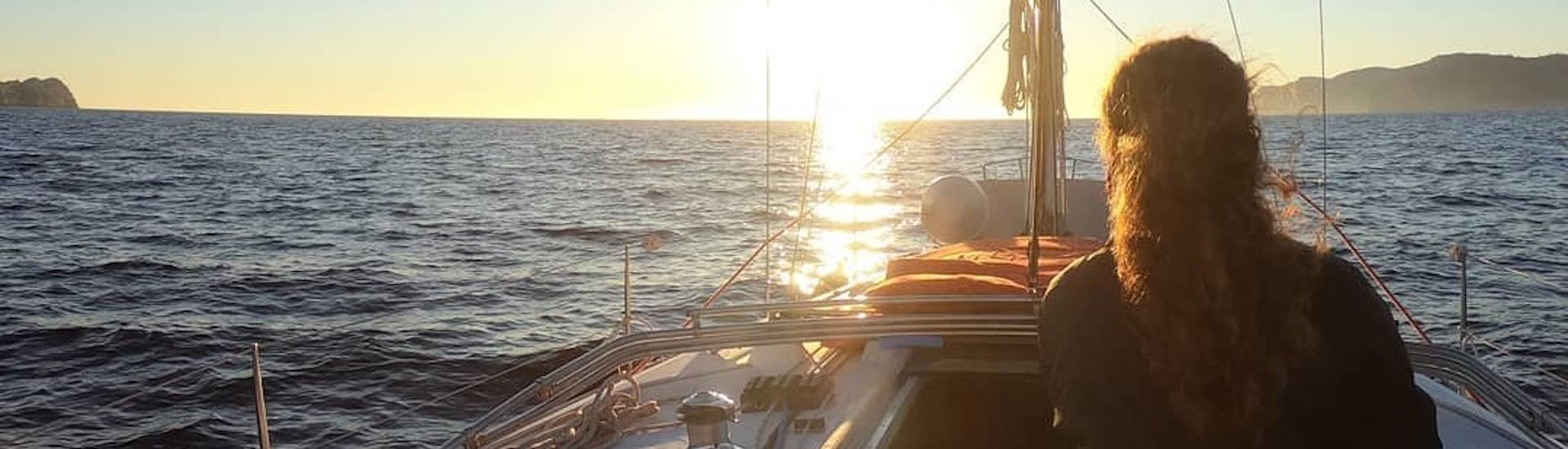 Una mujer mira el mar durante el paseo en barco al atardecer en Mallorca desde Port d'Andratx con Pura Vida Sailing Mallorca.