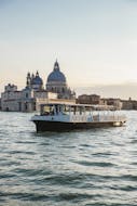Uitzicht op Venetië bij zonsondergang tijdens de boottocht rond Venetië, Murano, Burano & Torcello met Venetiana City Cruises.