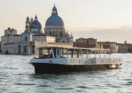 Vue de Venise au coucher du soleil pendant la balade en bateau autour de Venise, Murano, Burano & Torcello avec Venetiana City Cruises.