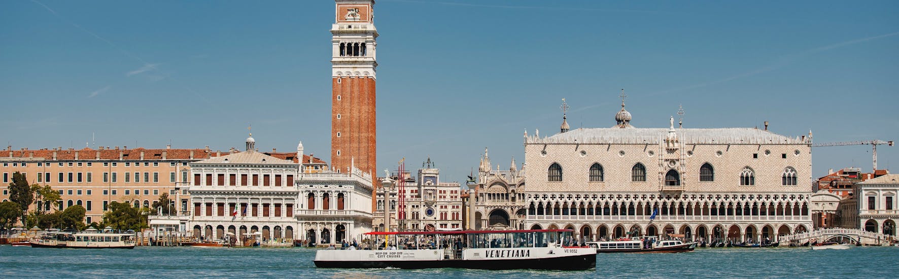 Zicht op Venetië bij zonsondergang tijdens de boottocht rond Venetië, Murano, Burano & Torcello met Venetiana City Cruises.