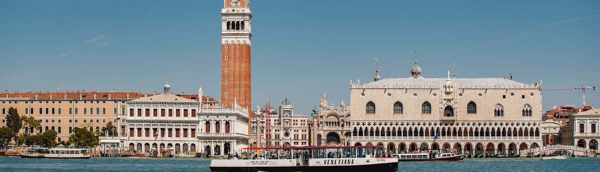 Vista di Piazza San Marco e Palazzo Ducale durante la gita in barca a Venezia, Murano, Burano e Torcello con Venetiana City Cruises.