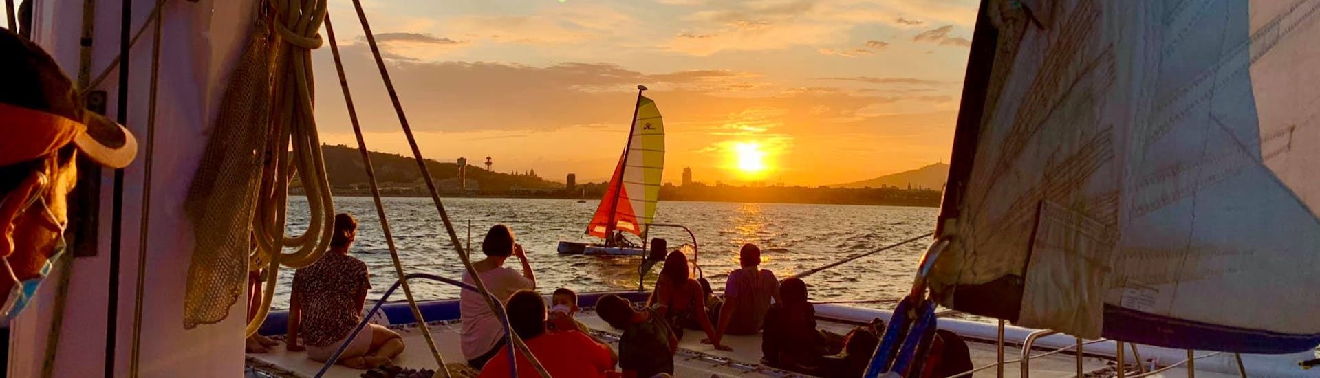 Gente disfrutando de una puesta de sol durante un paseo en catamarán por Barcelona con el catamarán Orsom Gotland Charter.