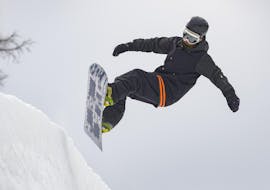 A snowboarding during his private snowboarding lessons of all levels in Lech with ski school Warth Vorarlberg Snowsports. 