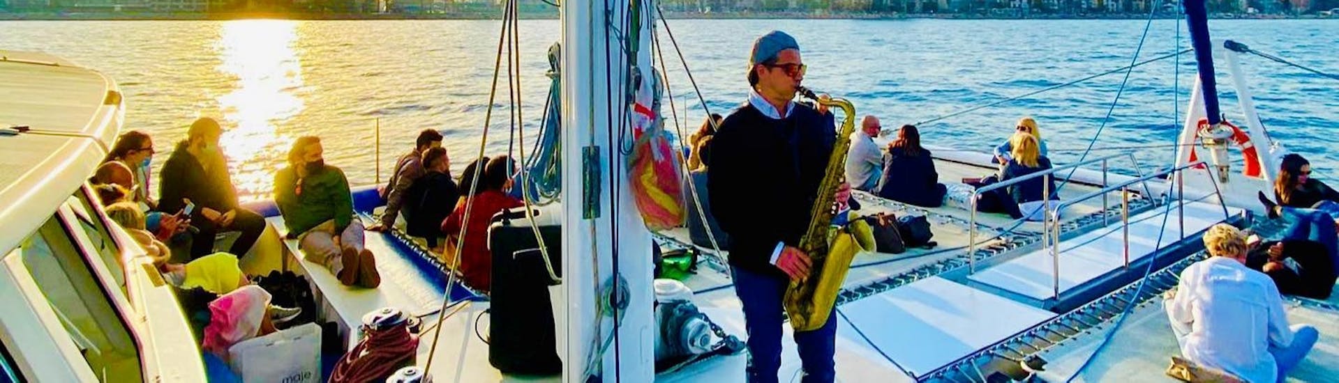 Un groupe profitant de la musique en direct à bord de notre bateau lors d'une Balade en bateau autour de Barcelone avec Musique live avec Catamaran Orsom Barcelona.