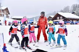 Un gruppo di principianti sta iniziando la sua prima esperienza sugli sci durante le lezioni di sci per bambini (3-15 anni) per tutti i livelli - Männlichen con la Swiss Ski School Grindelwald.