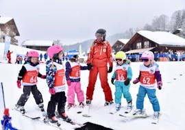 A group of beginners is starting their first skiing experience during the Kids Ski Lessons (3-15 y.) for All Levels - Männlichen with Swiss Ski School Grindelwald.