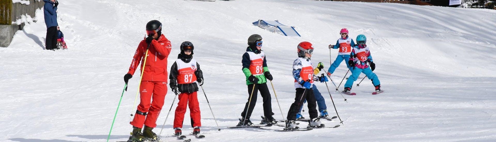 Während des Kinder-Skikurses (3-15 J.) für alle Levels - Männlichen mit der Schweizer Skischule Grindelwald erkundet eine Gruppe von fortgeschrittenen Skifahrern gemeinsam mit dem Skilehrer die Pisten.
