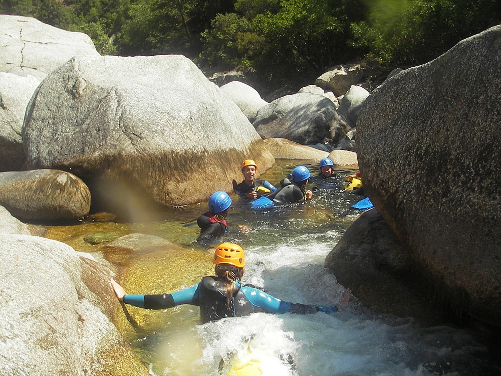 Des amis progressent dans la rivière lors de leur Aqua Rando de l'Ese depuis Bastelica avec Canyon Corse.