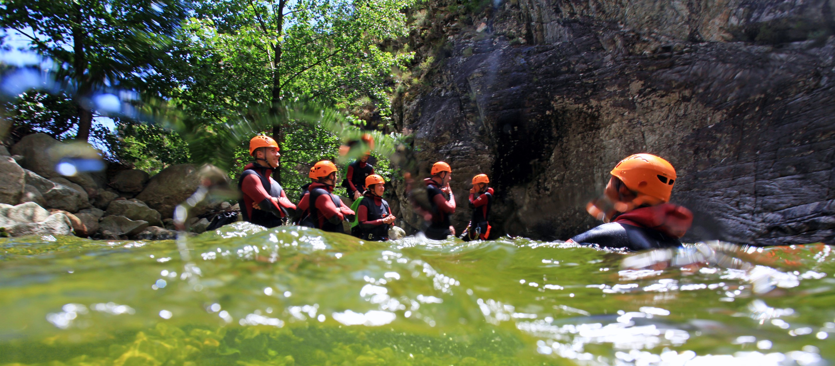 Des amis font une pause dans l'une des piscines naturelles de l'Aqua Rando de l'Ese depuis Bastelica avec Canyon Corse.