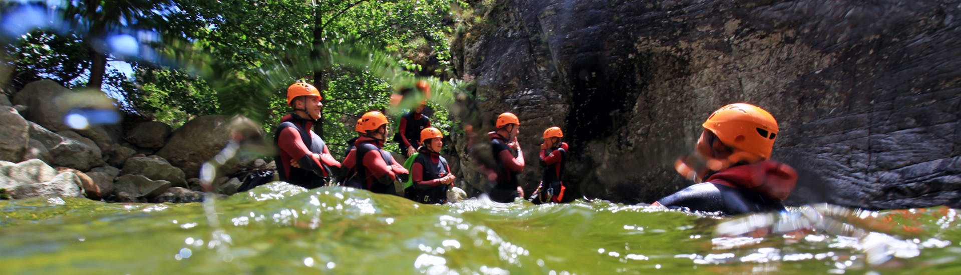 Freunde sind in einem der natürlichen Pools des Fun River Trekking in der Ese von Bastelica mit Canyon Corse stoppen.