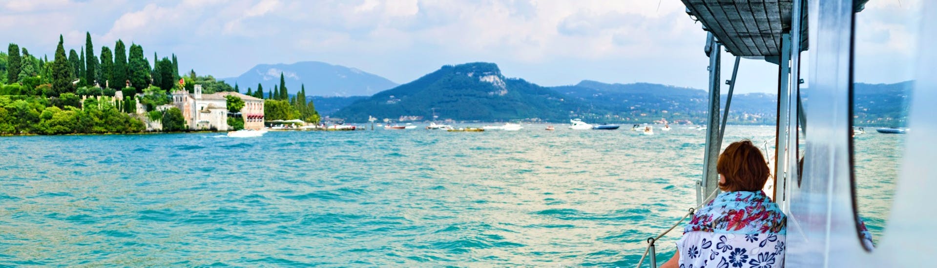 Bellissima vista delle coste del lago di Garda viste dalla barca con GardaVoyager.