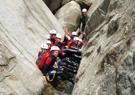 Des amis font une pause dans une crevasse du canyon du Chassezac lors de leur sortie canyoning en Ardèche avec GEO Ardèche Canyon.