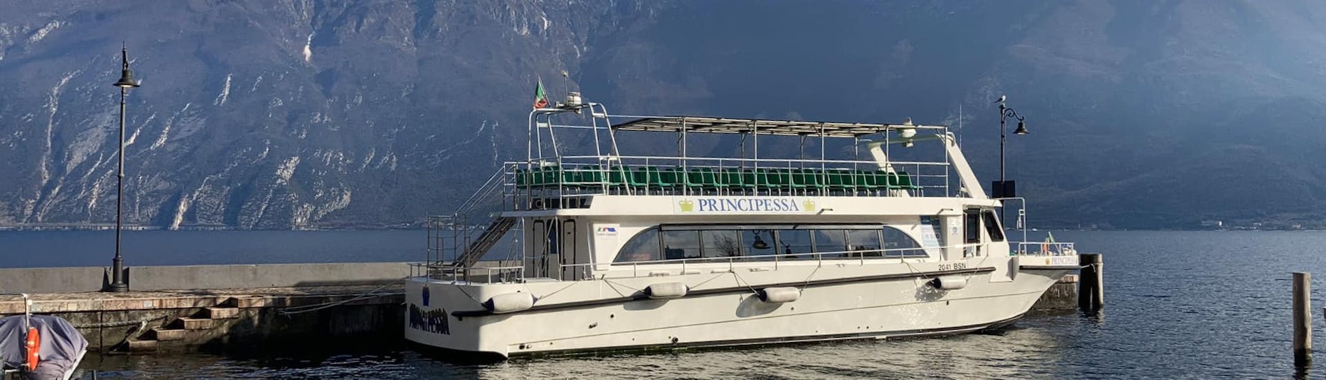 Sicht auf das Boot von Garda Escursioni, mit dem die Abendlichen Bootsfahrt auf dem Gardasee von Malcesine nach Limone durchgeführt wird.