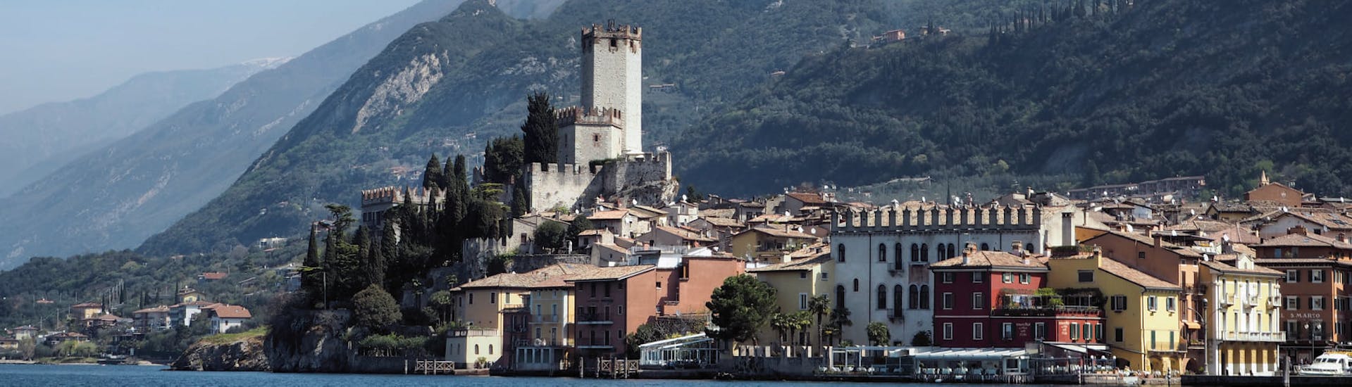 Vista di un castello sul Lago di Garda durante la Gita in barca intorno al lago di Garda da Malcesine o Limone con Garda Escursioni.
