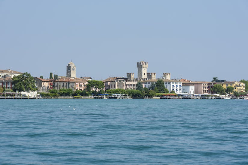 Blick auf die Stadt vom Wasser aus während der Bootsfahrt von der Küste Brescias nach Sirmione mit Gardavoyager.