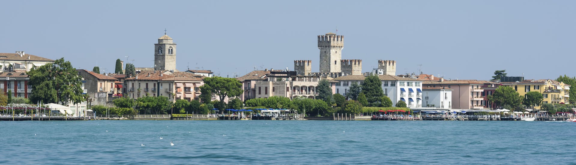 Gezicht op de stad vanaf het water tijdens de boottocht van Brescia kust naar Sirmione met Gardavoyager.