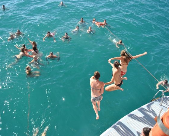 Gita in catamarano da Valencia con bagno in mare e visita turistica con Boramar Valencia.
