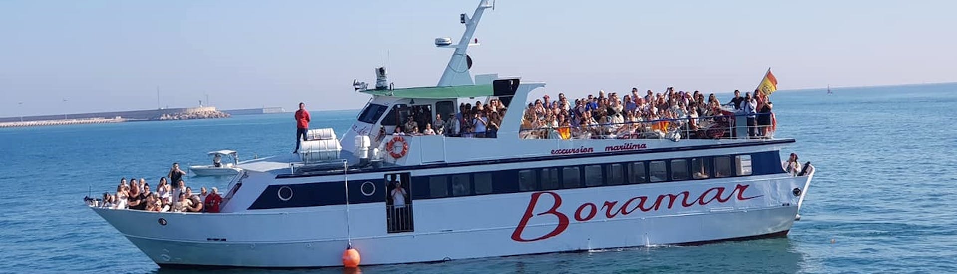 Een catamaran tijdens een boottocht van Marina de Valencia naar Port Saplaya met Boramar Valencia.