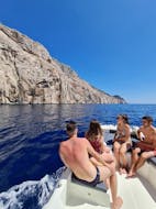 Personnes sur le bateau pendant la balade en bateau à Cala Moresca avec snorkeling et observation des dauphins avec BlueSea Charter and Tour Olbia.