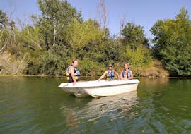 Tre ragazze si godono il sole durante il noleggio di una barca elettrica sul fiume Argens a Fréjus con Kayak Paddle Fréjus.