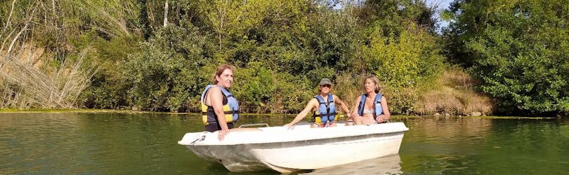 Three girls enjoying the sun during their electric boat rental on the Argens River in Fréjus with Kayak Paddle Fréjus.