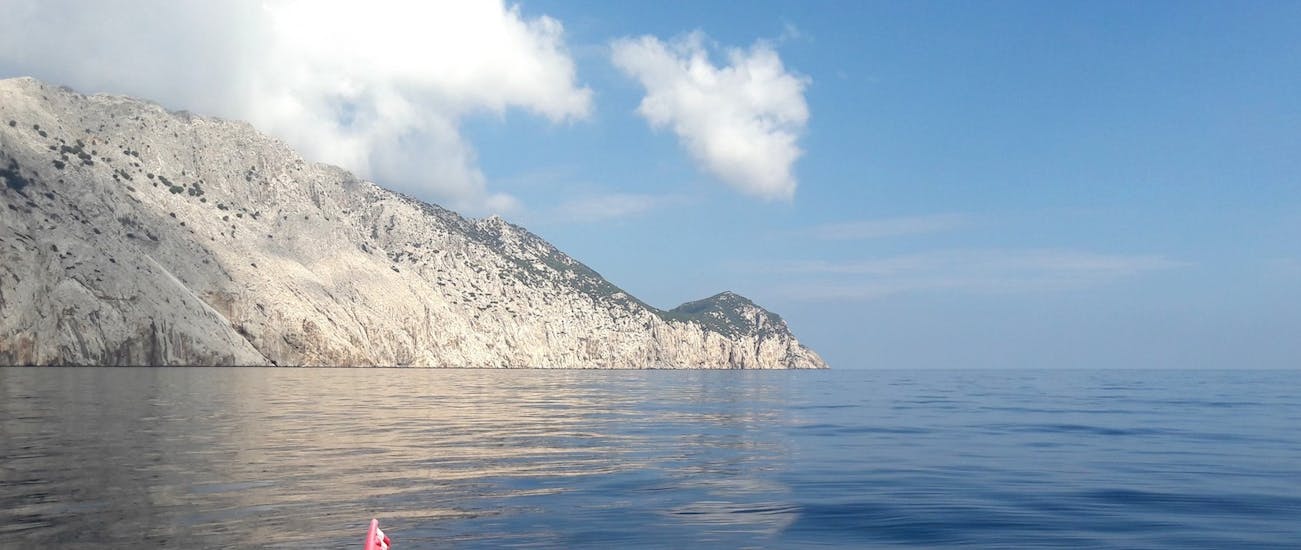 Vue de la falaise rocheuse de Tavolara pendant la balade en bateau et le snorkeling dans le parc marin de Tavolara avec Blue Way.