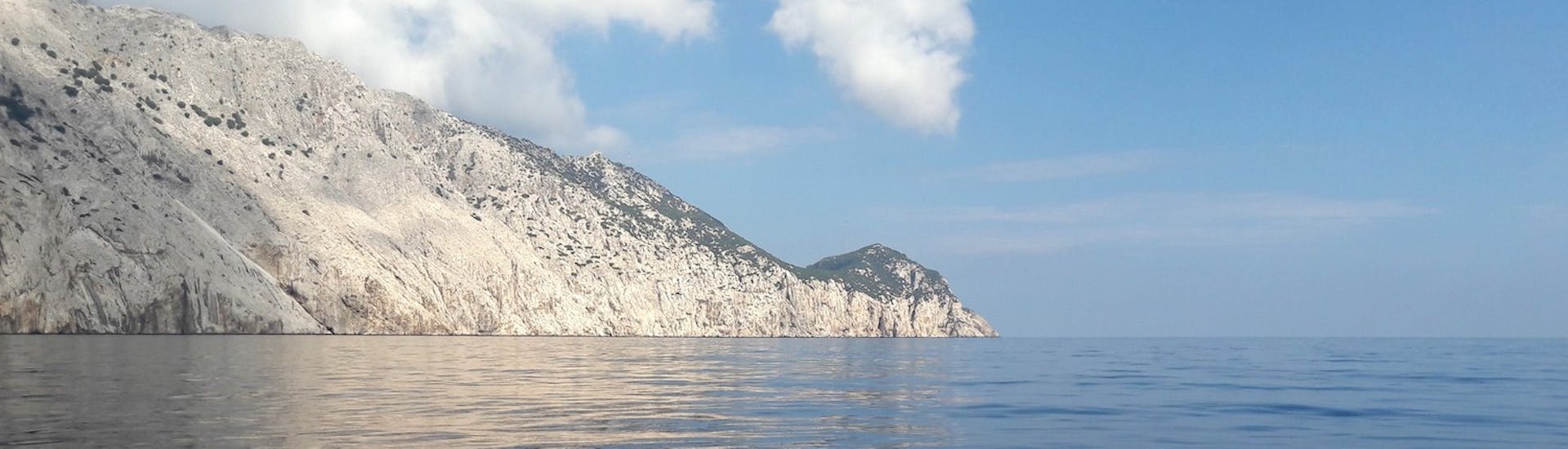 Vista del acantilado de Tavolara durante la excursión en barco y snorkel al Parque Marino de Tavolara con Blue Way.