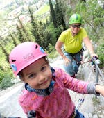 Mamma e bambina che arrampicano la via ferrata Sentiero Campione con SKYclimber Tremosine.