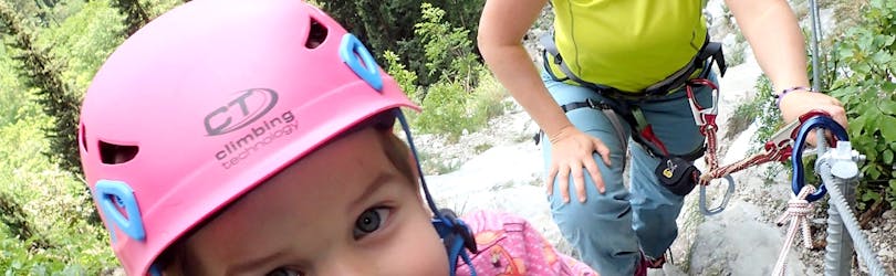 Eine Mutter und ihre Tochter klettern beim Klettersteig für Familien - Sentiero Campione mit SKYclimber Tremosine.